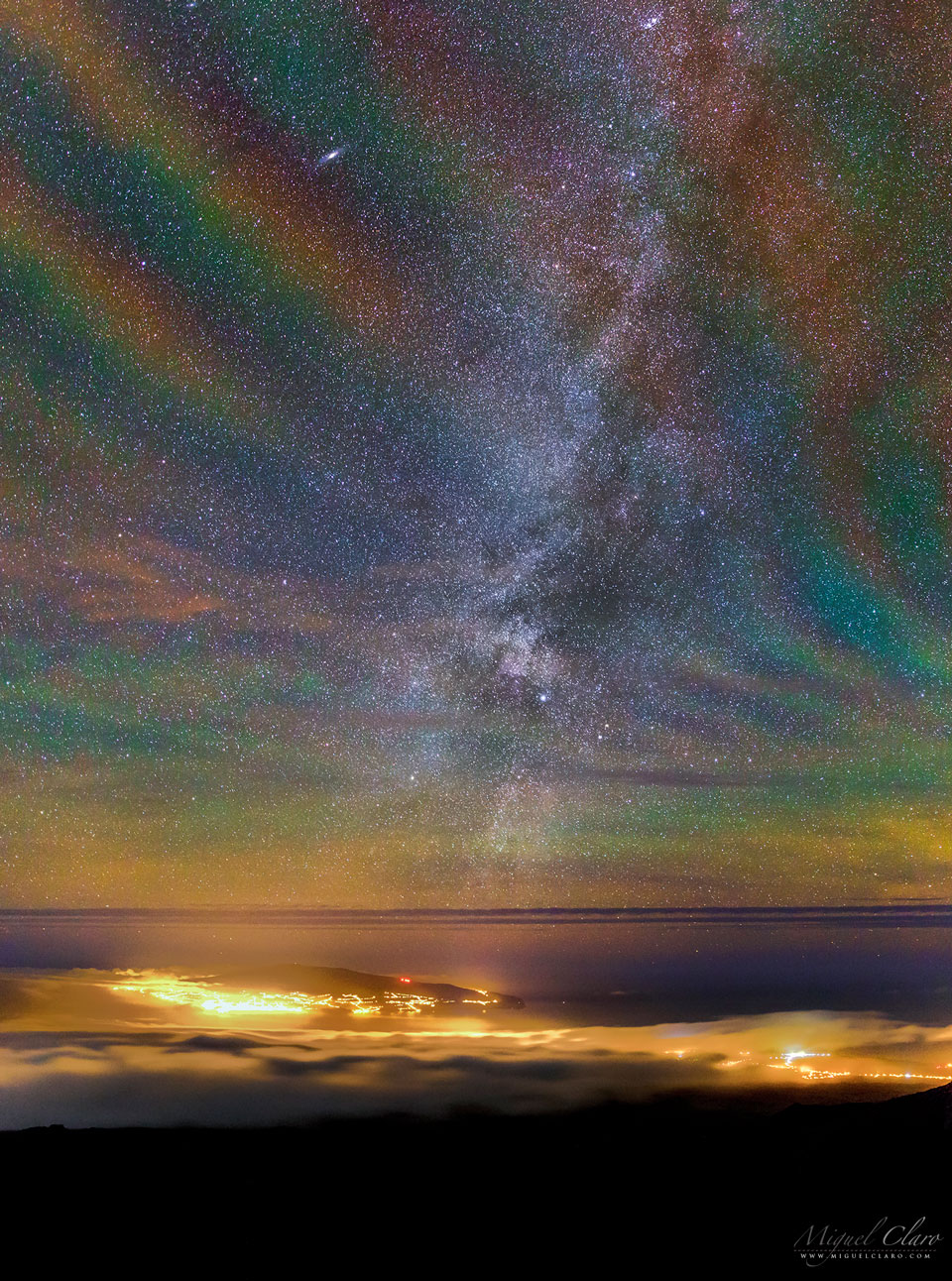 Rainbow airglow over the Azores.  See Explanation.
Moving the cursor over the image will bring up an annotated version.
Clicking on the image will bring up the highest resolution version
available.