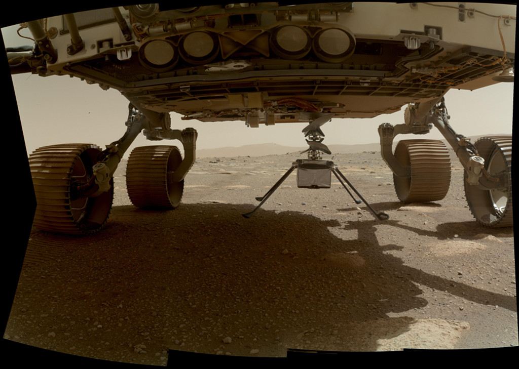 The Ingenuity helicopter beneath the Perseverance rover on Mars. See Explanation.  Clicking on the picture will download o największej dostępnej rozdzielczości.
