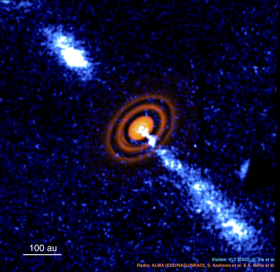 Zdjecie pokazuje powwtającą gwiazdę HD 163296, sfotografowaną przez
ALM-ę i VLT, włączając w to dysk i dwa dżety. Zobacz opis, by dowiedzieć się więcej.
Po kliknięciu obrazka załaduje się wersja o największej dostępnej rozdzielczości.