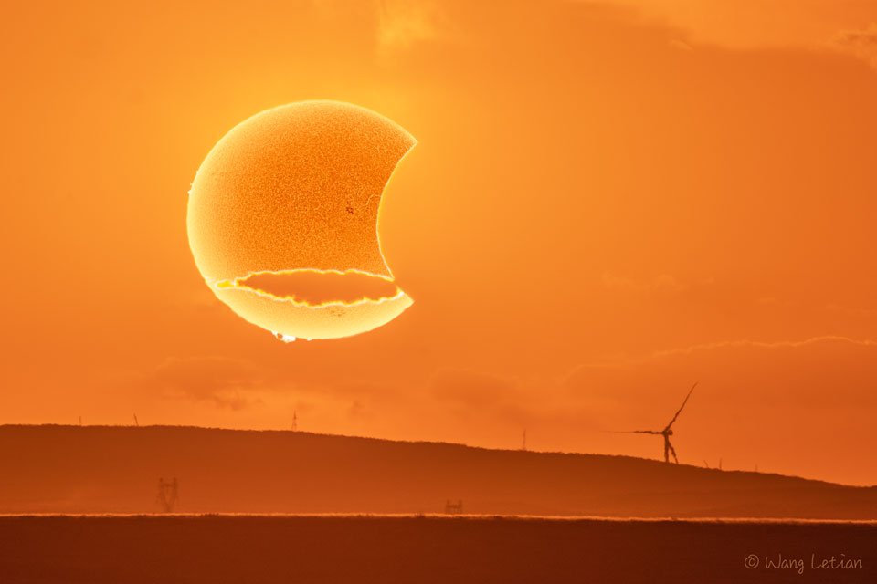 Zdjęcie przedstawia artystyczne zdjęcie częściowego zaćmienia Słońca. Zobacz opis, by dowiedzieć się więcej.
Po kliknięciu obrazka załaduje się wersja o największej dostępnej rozdzielczości.