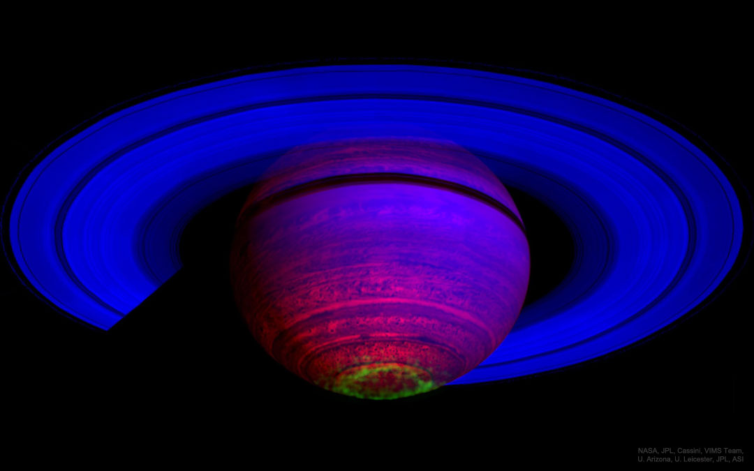 Zdjęcie ukazuje w świetle podczerwonym Saturna oraz zorzę i zostało wykonane przez sondę Cassini w 2007 roku. Więcej informacji w opisie poniżej.