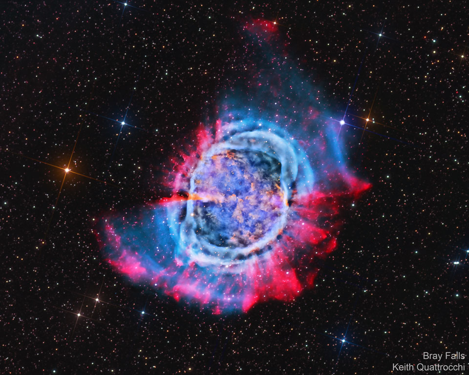 Zdjęcie ukazuje mgławicę planetarną M27, znaną również jako Mgławica Hantle. 
Bardziej szczegółowe informacje w opisie.