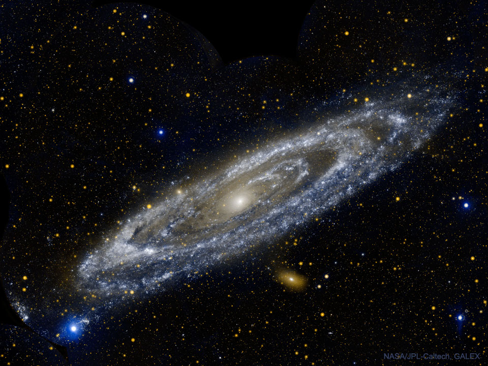 Zdjęcie przedstawia Galaktykę Andromedy, M31, widzianą przez teleskop kosmiczny GALEX w zakresie ultrafioletowym.  
Bardziej szczegółowe informacje w opisie poniżej.