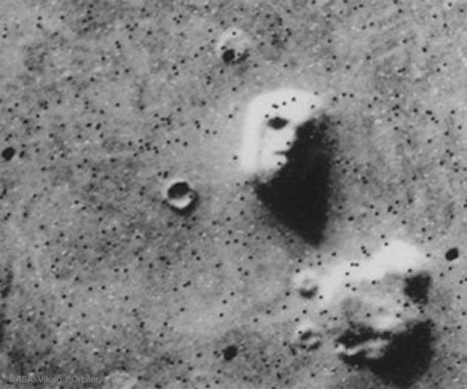 Zdjęcie przedstawia twór skalny na Marsie nazwany „Twarz na Masie”.
Zobacz opis, by dowiedzieć się więcej.
Po kliknięciu obrazka załaduje się wersja o największej dostępnej
 rozdzielczości.
