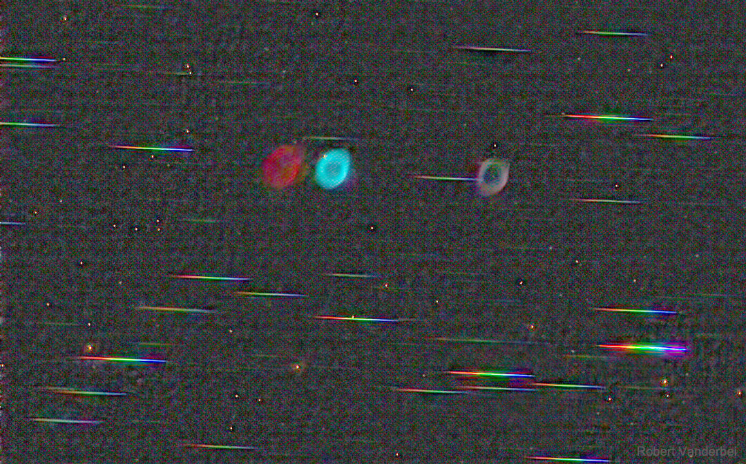 Zdjęcie przedstawia kilka zdjęć Mgławicy Pierścień uporządkowanych według kolorów.
Więcej szczegółowych informacji w opisie poniżej.