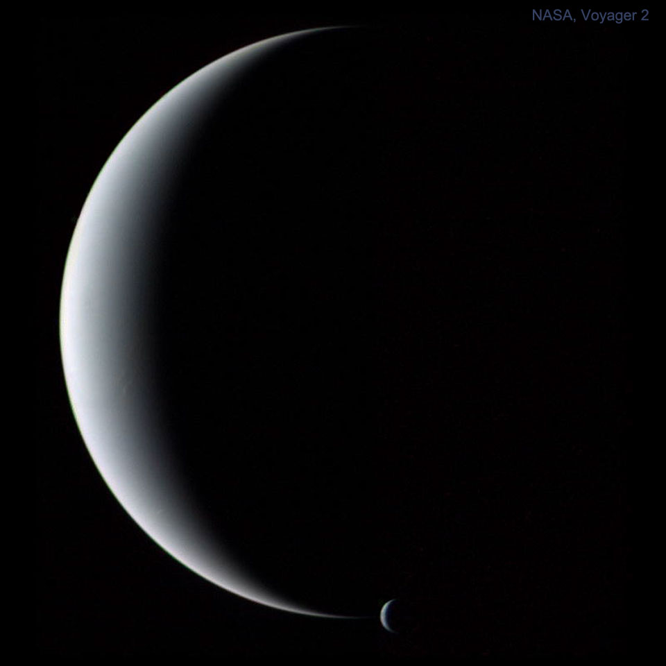 Zdjęcie pokazuje planetę Neptun i jej księżyc Trytona w fazie sierpa,
sfotografowane przez sondę Voyager 2 w 1989 r. Zobacz opis. Po kliknięciu na obrazek załaduje się wersja
 o największej dostępnej rozdzielczości.