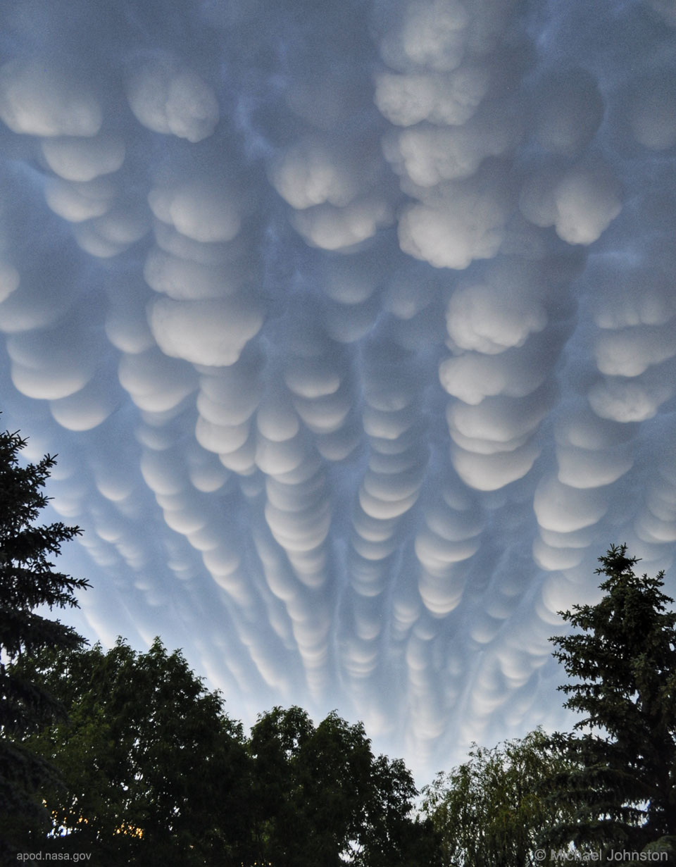 Zdjęcie szeregu chmur mammatus sfotografowanych nad Saskatchewan w Kanadzie. 
Więcej szczegółowych informacji w opisie.