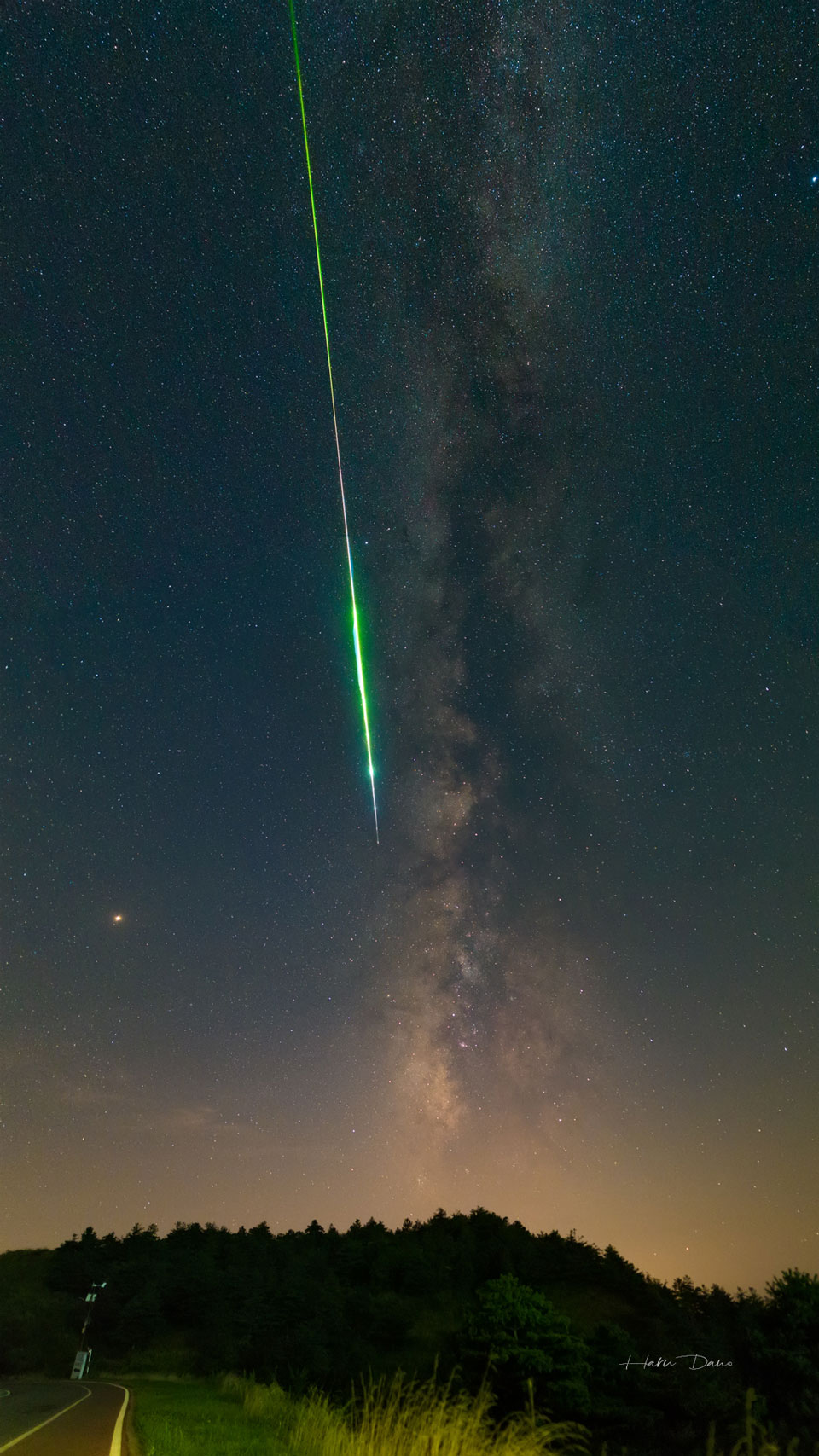 Zdjęcie pokazuje przelot jasnego meteora z roju Perseidów w 2018 r.
razem z Drogą Mleczną. Zobacz opis. Po kliknięciu obrazka załaduje się wersja
 o największej dostępnej rozdzielczości.