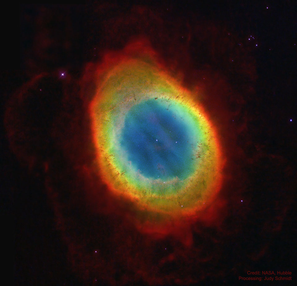 Zdjęcie przedstawia M57, czyli Mgławicę Pierścień, sfotografowaną przez Kosmiczny Teleskop Hubble'a.
Więcej szczegółowych informacji w opisie poniżej.