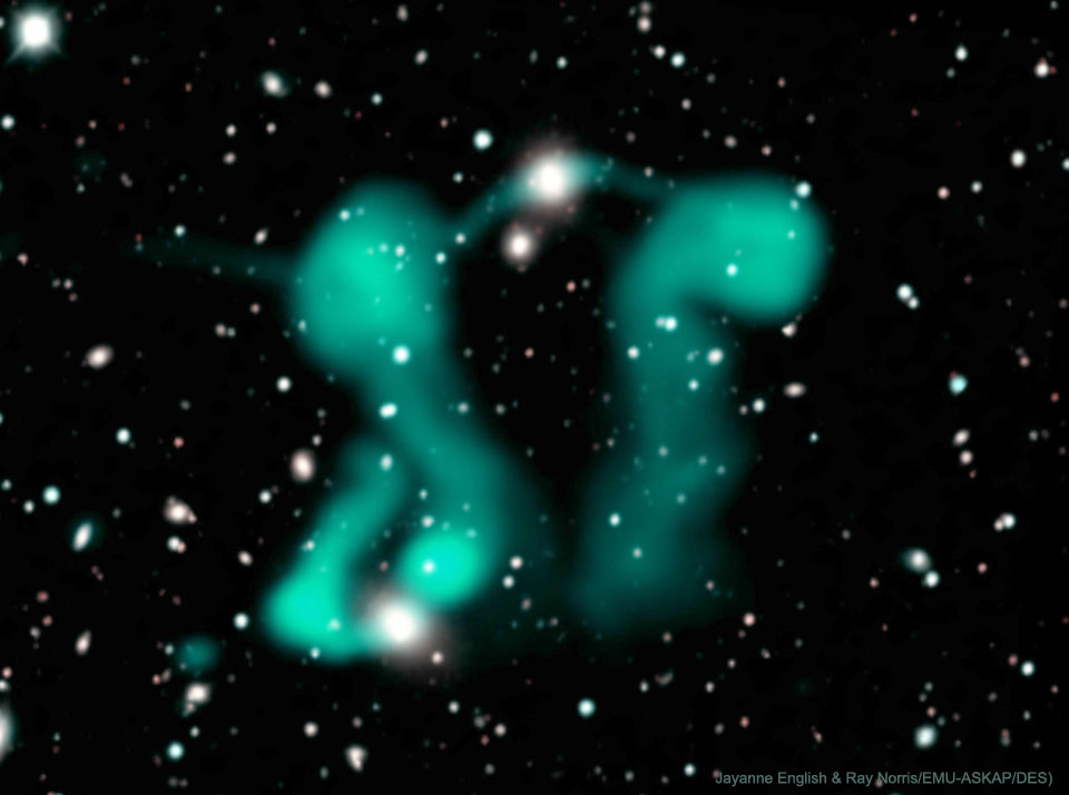 Zdjęcie przedstawia radiowe dżety emitowane przez odległe galaktyki aktywne.
Dżety składające się z elektronów, wyglądają jak tańczące duchy.
Więcej szczegółowych informacji w opisie poniżej.