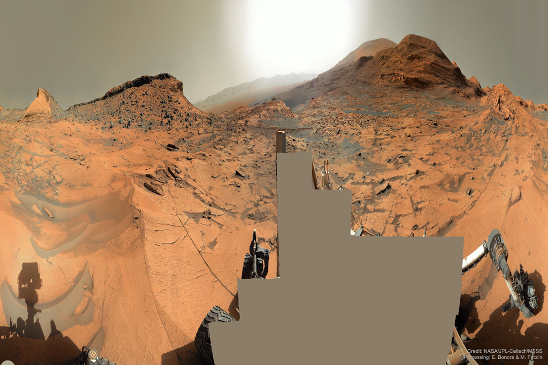 Zdjęcie pokazuje panoramę powierzchni Marsa wykonaną na początku września
2021 roku przez należący do NASA łazik Curiosity. Zobacz opis. Po kliknięciu
obrazka załaduje się wersja o największej dostępnej rozdzielczości.