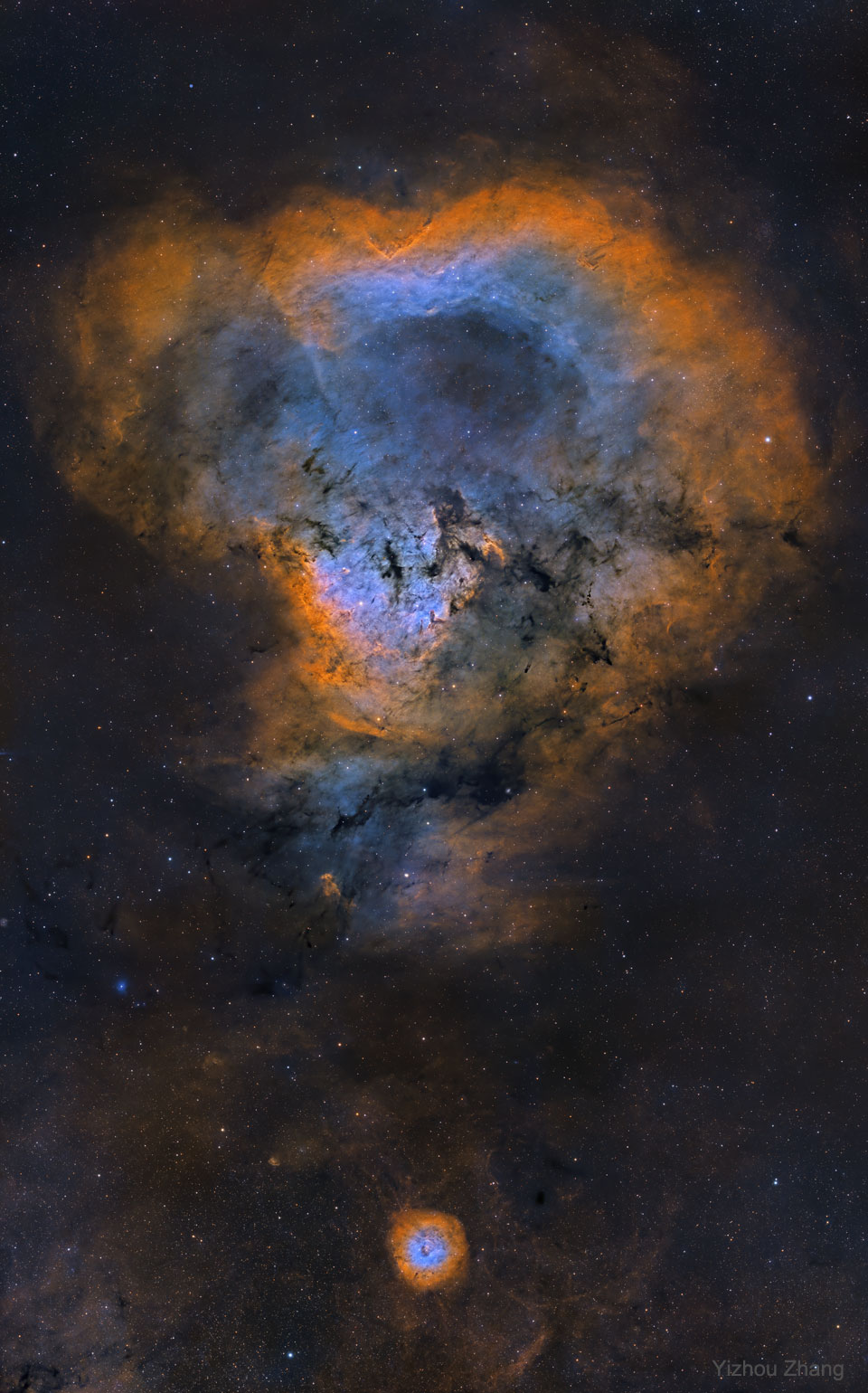 Zdjęcie przedstawia NGC 7822, znaną nieformalnie jako Mgławicę Kosmiczny Znak Zapytania. 
Więcej szczegółowych informacji w opisie poniżej.