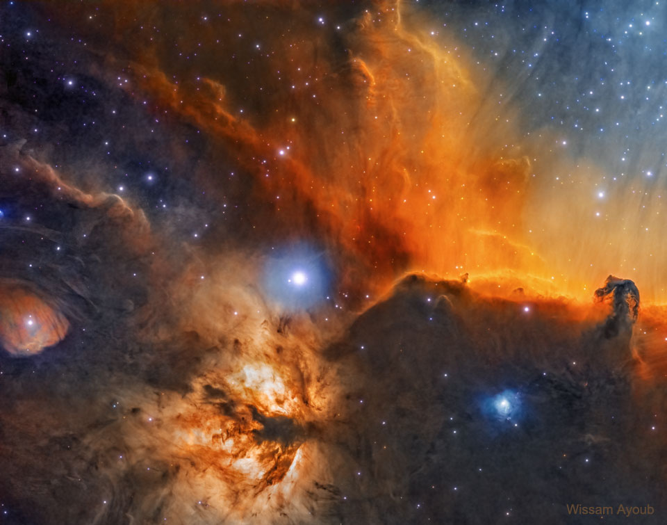 Zdjęcie przedstawia głęboką ekspozycję części Mgławicy Oriona, w której znajdują się Mgławica Koński Łeb oraz Mgławica Płomień. Widać również otaczający je 
pył oraz gwiazdy. Więcej szczegółowych informacji w opisie poniżej.
