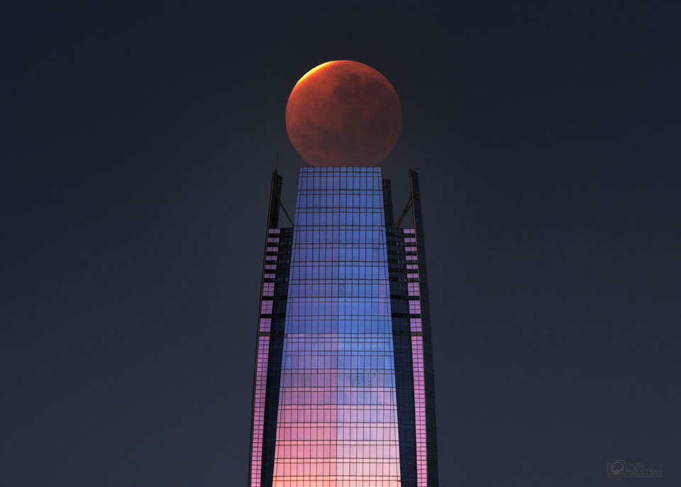 Zdjęcie pokazuje częściowo zaćmiony Księżyca nad budynkiem Gran Torre Santiago
w Chile. Zobacz opis. Po kliknięciu na obrazek załaduje się wersja
 o największej dostępnej rozdzielczości.