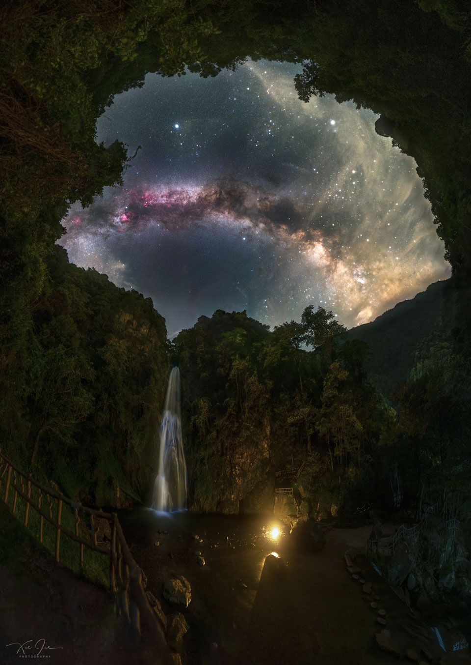 Zdjęcie pokazuje wodospad pod nocnym niebem zdominowanym przez łuk
Dreogi Mlecznej. Zobacz opis. Po kliknięciu obrazka załaduje się wersja
 o największej dostępnej rozdzielczości.
