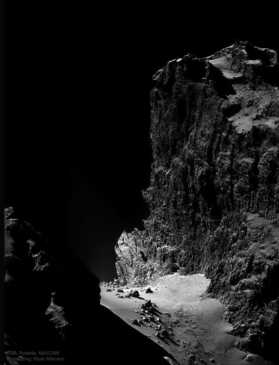 Zdjęcie pokazuje wysoki na kilometr klif powstały na Komecie Czuriumowa-Gierasimienko
(67P), sfotografowany przez należącą do ESA sondę Rosetta w 2014 r. Zobacz opis. Po kliknięciu na obrazek załaduje się wersja
 o największej dostępnej rozdzielczości.