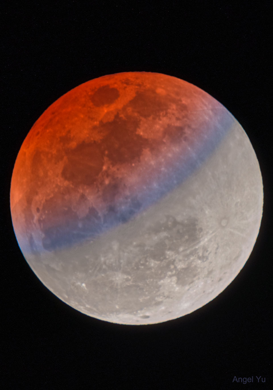 Zdjęcie pokazuje ostatnie częściowe zaćmienie Księżyca. Jego zaćmiona część ma czerwoną barwę
z niebieskim pasem ze względu na refrakcję światła słonecznego w atmosferze Ziemi. Zobacz opis.
Po kliknięciu na obrazek załaduje się wersja o największej dostępnej rozdzielczości.