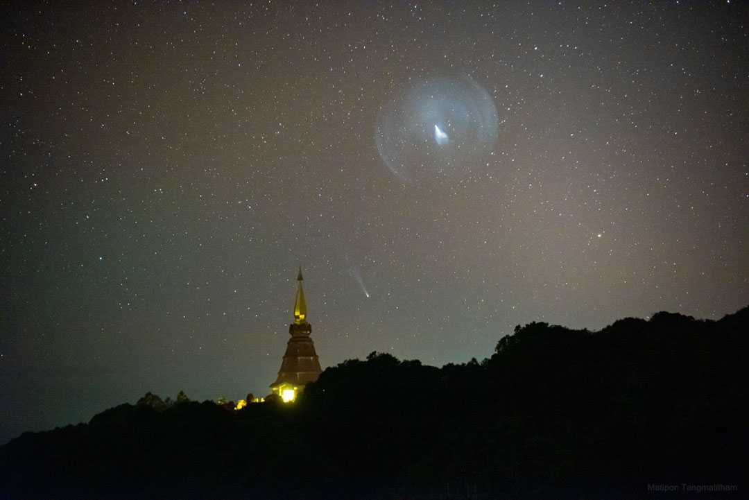 Przedstawione zdjęcie ukazuje kometę Leonard oraz wznoszący się obłok rakiety Ariane V, wynoszącej Kosmiczny Teleskop Jamesa Webba. 
Zdjęcie zostało wykonane z Tajlandii, 25 grudnia. Więcej szczegółowych informacji w opisie poniżej.
