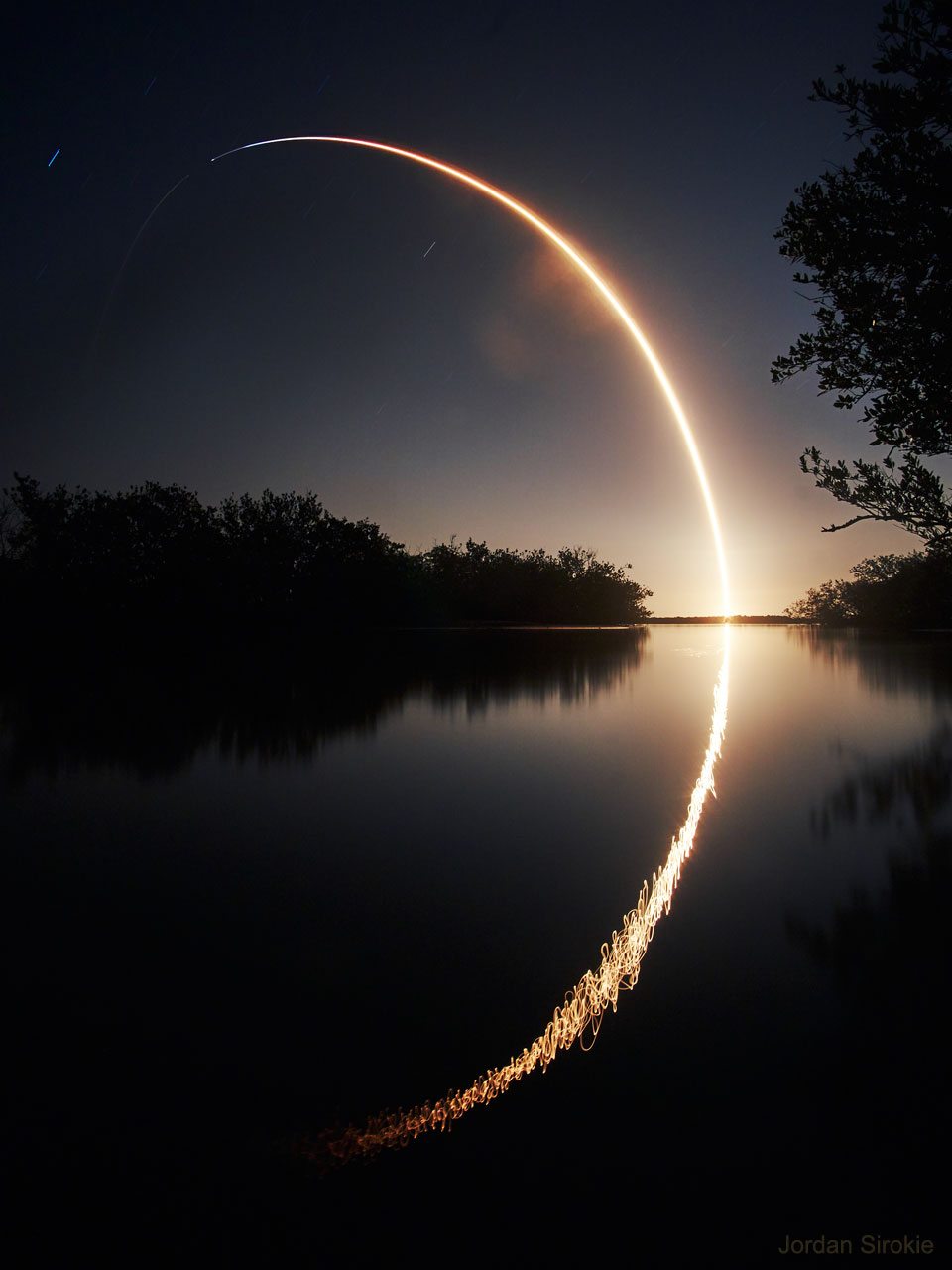 Zdjęcie pokazuje długą ekspozycję startu należącego do NASA
obserwatorium IXPE. Startu dokonała firma SpaceX, za  pomocą rakiety
Falcon 9. Zobacz opis. Po kliknięciu obrazka załaduje się wersja o największej dostępnej rozdzielczości.