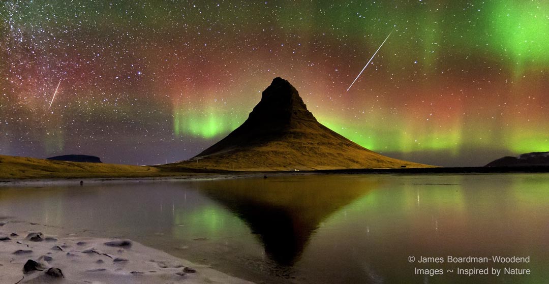 Zdjęcie ukaduje wulkan na Islandii na pierwszym planie oraz meteory i zorze
polarne podczas maksimum aktywności Geminidów w 2021 r. w tle. Zobacz opis.
Po kliknięciu obrazka załaduje się wersja o największej dostępnej rozdzielczości.