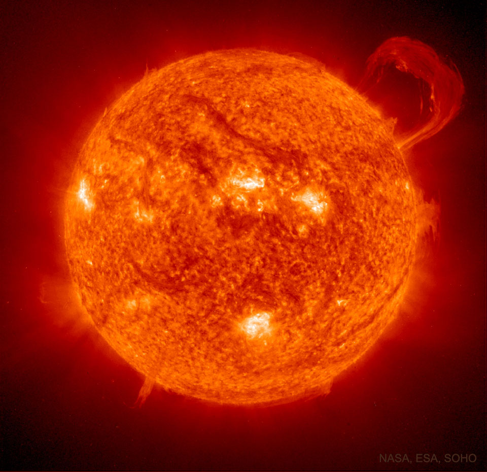 Zdjęcie pokazuje Słońce z wielką protuberancją w prawym górnym rogu.
Zdjęcie wykonała należący do NASA satelita SOHO w 1999 r.
Zobacz opis. Po kliknięciu obrazka załaduje się wersja
 o największej dostępnej rozdzielczości.