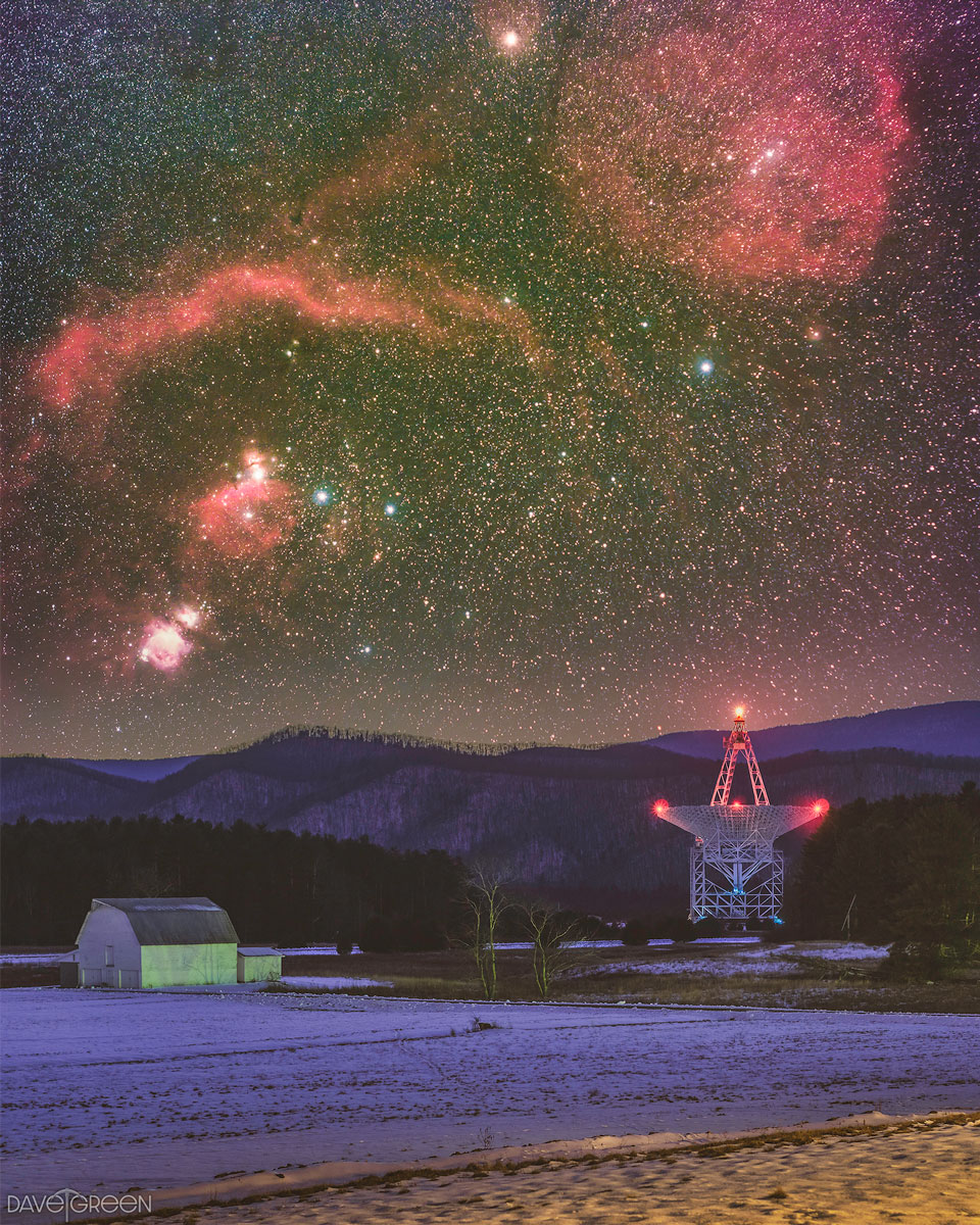 Zdjęcie pokazuje bardzo głębokie zdjęcie gwiazdozbioru Oriona w tle
za Obserwatorium im. Byrda w Green Bank. Zobacz opis. Po kliknięciu
obrazka załaduje się wersja o największej dostępnej
rozdzielczości.