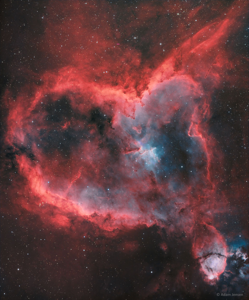 Opisywane zdjęcie przedstawia co składa się
na IC 1805, Mgławicę Serce, włączając w to wewętrzne
gromady gwiazd oraz wewnętrzne kolumny gazu i pyłu. 
Zobacz opis. Po kliknięciu obrazka załaduje się wersja
 o największej dostępnej rozdzielczości.