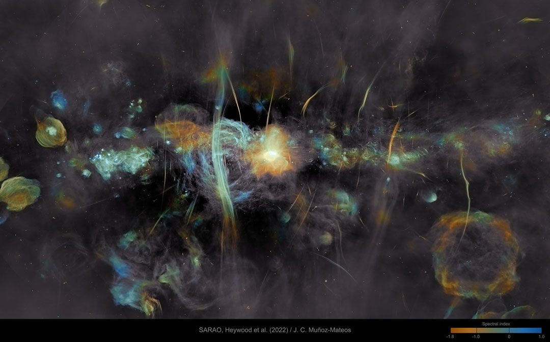 Zdjęcie pokazuje ścisłe centrum Drogi Mlecznej, jak widzi je na falach
radiowych sieć MeerKAT. Widocznych jest wiele pozostałości supernowych oraz
niezwykłych włókien. Zobacz opis. Po kliknięciu obrazka załaduje się wersja
 o największej dostępnej rozdzielczości.