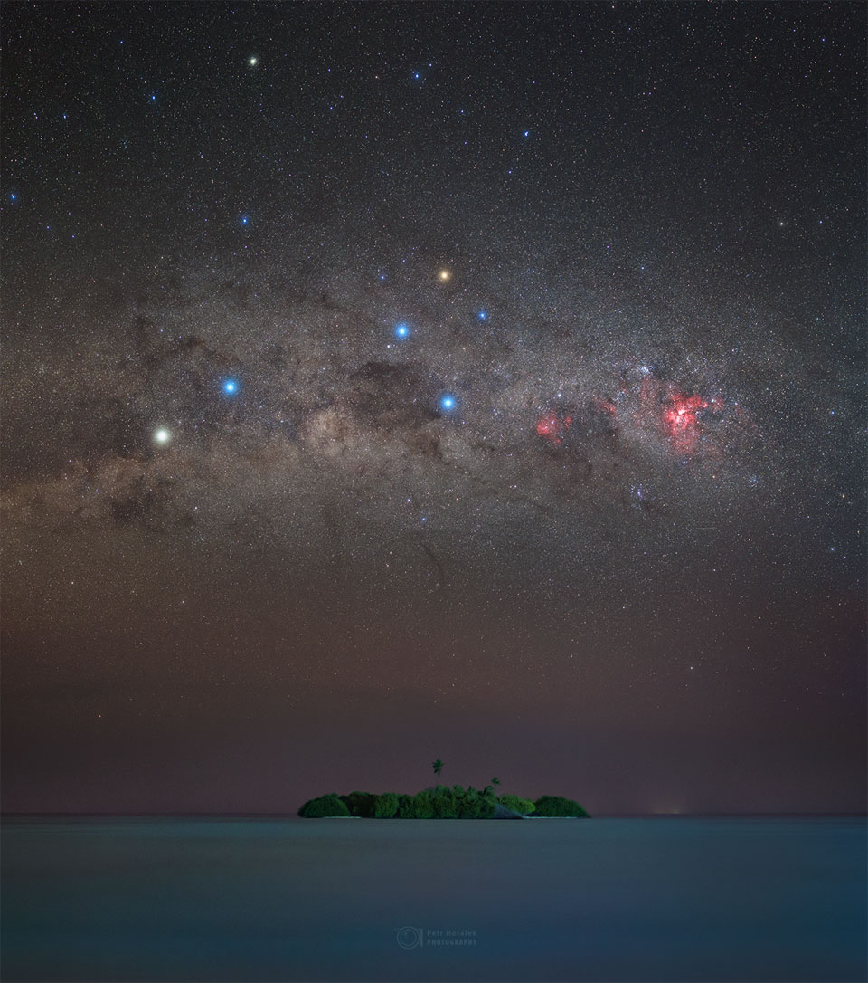 Opisywane zdjęcie ukazuje niebo nad małą wyspą w Maledwiach.
Wśród gwiazd można dostrzec Krzyż Południa, Alfę Centauri oraz Hadara.
Zobacz opis. Po kliknięciu na obrazek załaduje się wersja
 o największej dostępnej rozdzielczości. Po najechaniu kursorem myszy
na zdjęcie pokaże się jego opisana wersja.