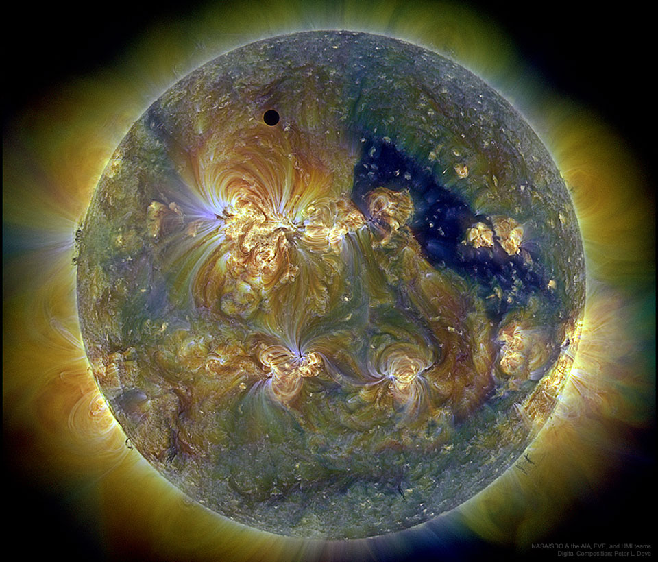 Zdjęcie Słońca wykonane w trzech zakresach światła ultrafioletowego, ukazujace przejście Wenus oraz głęboką dziurę koronalną.
Więcej szczegółowych informacji w opisie poniżej.
