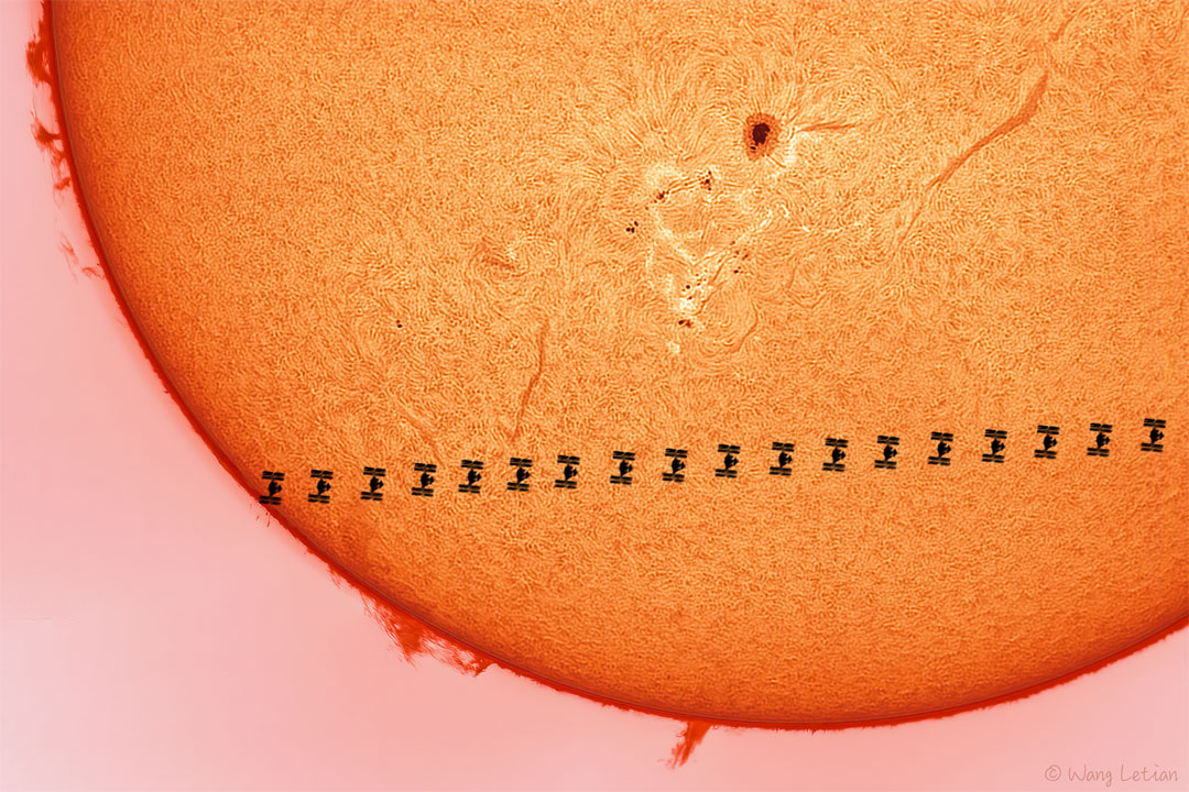 Prezentowane zdjęcie przedstawia poklatkową sylwetkę Międzynarodowej Stacji Kosmicznej, przelatującej przed tarczą Słońca.
Widoczne są włókna, protuberacje oraz plama słoneczna. Więcej szczegółowych informacji w opisie poniżej.