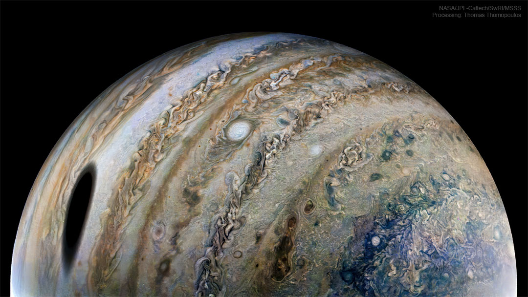 Opisywane zdjęcie pokazuje planetę Jowisz widzianą
przez przelatującą obok niej należącą do NASA automatyczną sondę Juno.
Wielka ciemmna plama widoczna na Jowiszu to cień jego księżyca Ganimedesa.
Zobacz opis. Po kliknięciu na obrazek załaduje się wersja
 o największej dostępnej rozdzielczości.