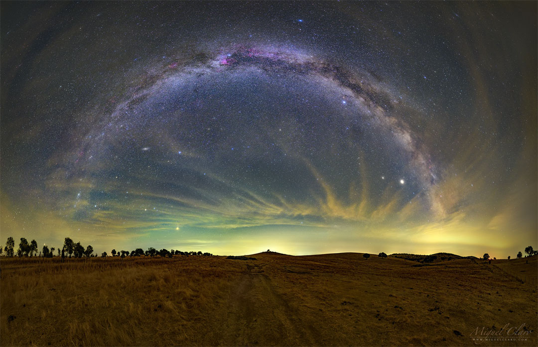 Opisywane zdjęcie pokazuje bardzo ciemne niebo nad stepem Mertola
w Portugalii. Wśród obiektów nocnego nieba widoczna jest Galaktyka
Andromedy, jasna gwiazda Wega, planety Jowisz, Saturn i Mars
oraz płaszczyzna Drogi Mlecznej. Zobacz opis.
Po przesunięciu kursora na obraz wyświetlą się podpisy. Po kliknięciu zdjęcia
 załaduje się wersja o największej dostępnej rozdzielczości.