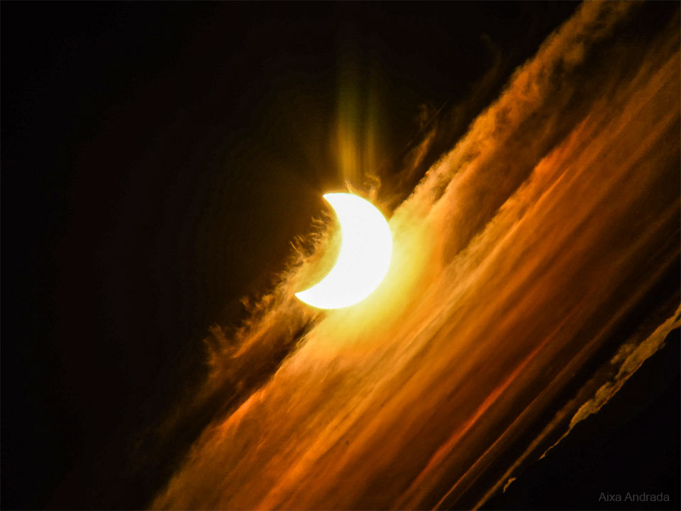 Prezentowane zdjęcie ukazuje częściowo zaćmione Słońce, widoczne przez ziemskie chmury. Zdjęcie wykonano dwa dni temu, podczas zachodu słońca nad argentyńską Patagonią.
Więcej szczegółowych informacji w opisie poniżej.
