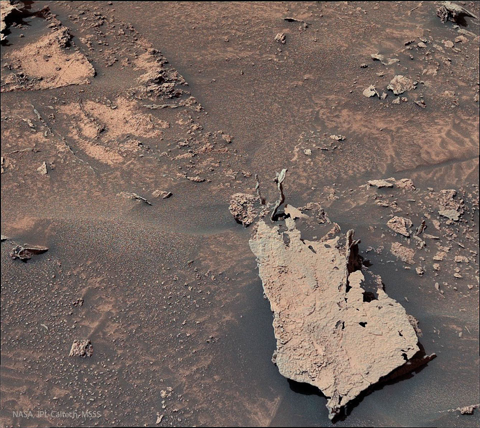 Opisywane zdjęcie pokazuje podobne do palców iglice wystające
z większej skały na Marsie. Zobacz opis. Po kliknięciu obrazka załaduje
się wersja o największej dostępnej rozdzielczości.