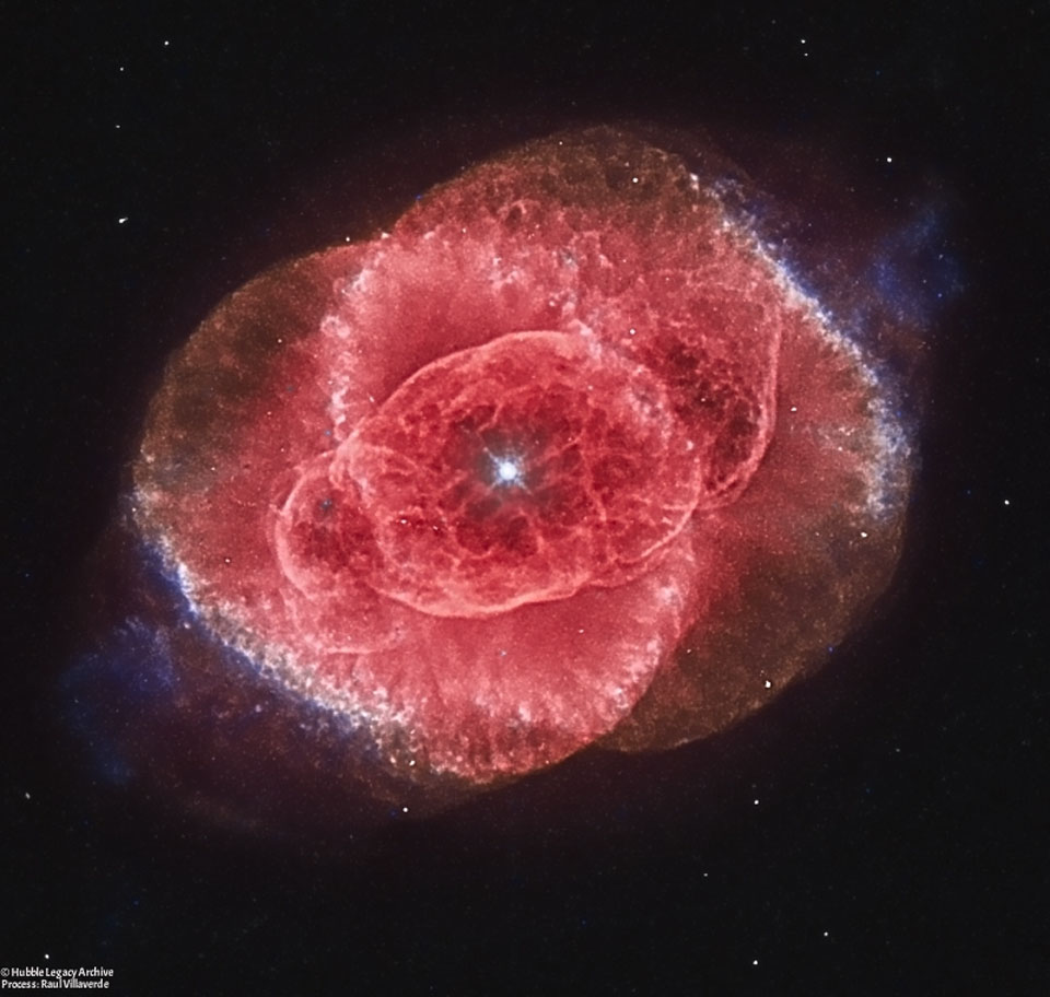 Prezentowane zdjęcie ukazuje centrum Mgławicy Kocie Oko, zarejestrowane przez Kosmiczny Teleskop Hubble'a. 
Widoczna jest jasna gwiazda, otoczona złożoną, czerwoną mgławicą. 
Więcej szczegółowych informacji w opisie poniżej.
