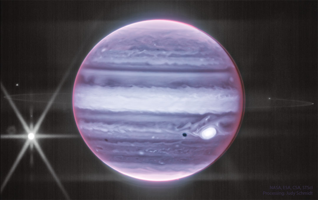 Przedstawiane zdjęcie pokazuje Jowisza w podczerwieni, sfotografowany
przez Teleskop Kosmiczny Jamesa Webba. Są widoczne chmury, Wielka Czerwona
Plama -- świecąca jasno w tym zakresie -- i wyraźny pierścień wokół olbrzymiej
planety. Zobacz opis. Po kliknięciu obrazka załaduje się wersja
 o największej dostępnej rozdzielczości.