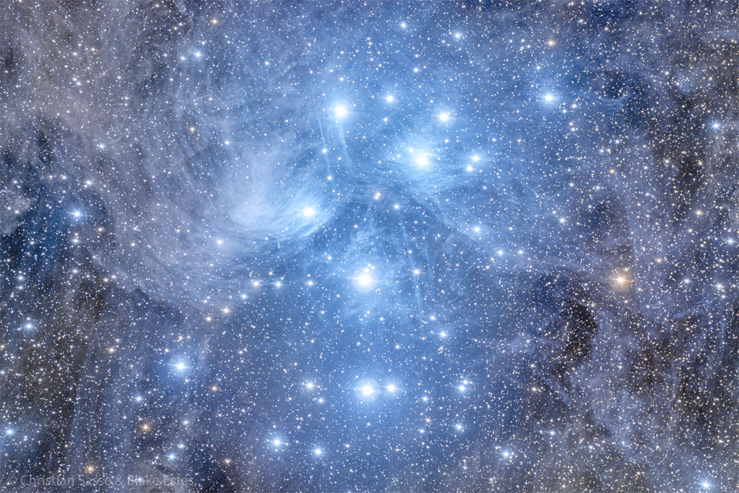 Przedstawione zdjęcie ukazuje wiele błękitnych gwiazd zebranych razem
w świecącym na niebiesko gazie i pyle.
Zobacz opis. Po kliknięciu obrazka załaduje się wersja
 o największej dostępnej rozdzielczości.
