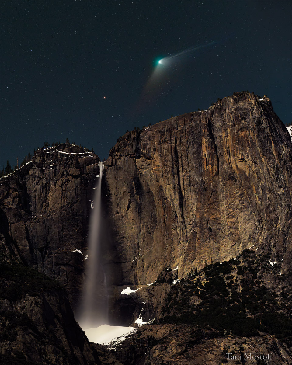 Na zdjęciu widoczna jest kometa z zieloną komą
i długim warkoczem nad wysokim wodospadem. Na nocnym niebie
w tle natomiast można dostrzec pomarańczową kropkę -- gwiazdę Kochab.
Zobacz opis. Po kliknięciu obrazka załaduje się wersja
 o największej dostępnej rozdzielczości.