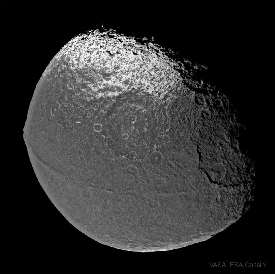 Na zdjęciu widzimy niezwykłą kulę o dwóch odcieniach. Kula ta, czyli księżyc Saturna, Japet, posiada wiele kraterów, a wzdłuż jego równika biegnie niezwykły 
grzbiet, przez co cały księżyc wygląda niczym orzech włoski. Więcej szczegółowych informacji w opisie poniżej.