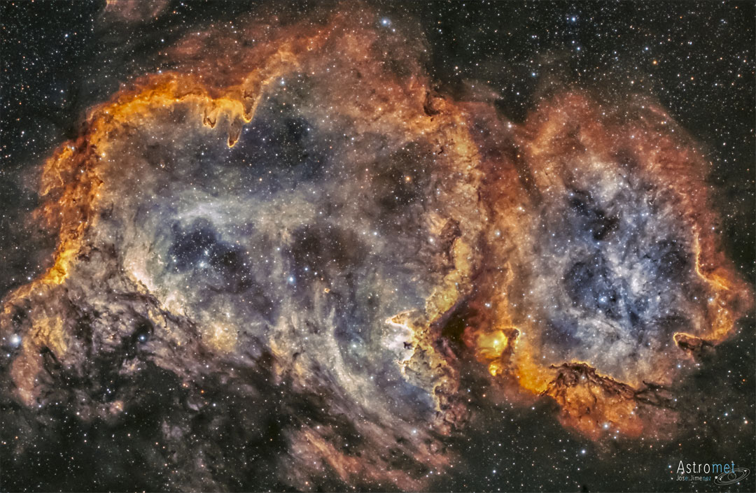 Na zdjęciu na tle pola gwiazd widoczna jest czerwonawa mgławica.
Wokół jej krawędzi ujawniają się pyłowe struktury, gwiazdy natomiast
widoczne są nawet blisko centrum mgławicy. Zobacz opis. Po kliknięciu obrazka załaduje się wersja
 o największej dostępnej rozdzielczości.