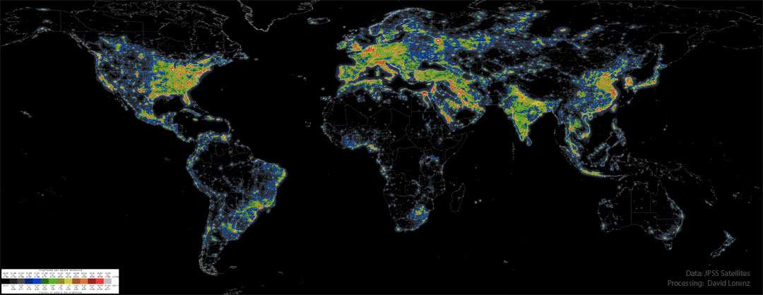 Spłaszczona mapa Ziemi pokazującej zanieczyszczenie nocnego
nieba sztucznym światłem. Zobacz opis. Po kliknięciu obrazka załaduje się wersja
 o największej dostępnej rozdzielczości.