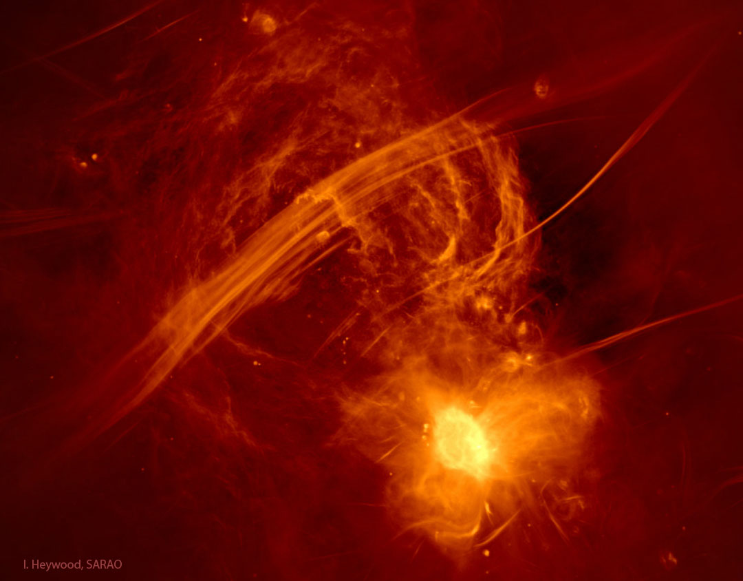 Prezentowany w sztucznych kolorach, żółto-czerwony obraz ukazuje Centrum Galaktyki oraz świecące radiowo łuki oraz promienie, a także jasny kokon, 
zawierający centralną czarną dziurę naszej Galaktyki. Więcej szczegółowych informacji w opisie poniżej.