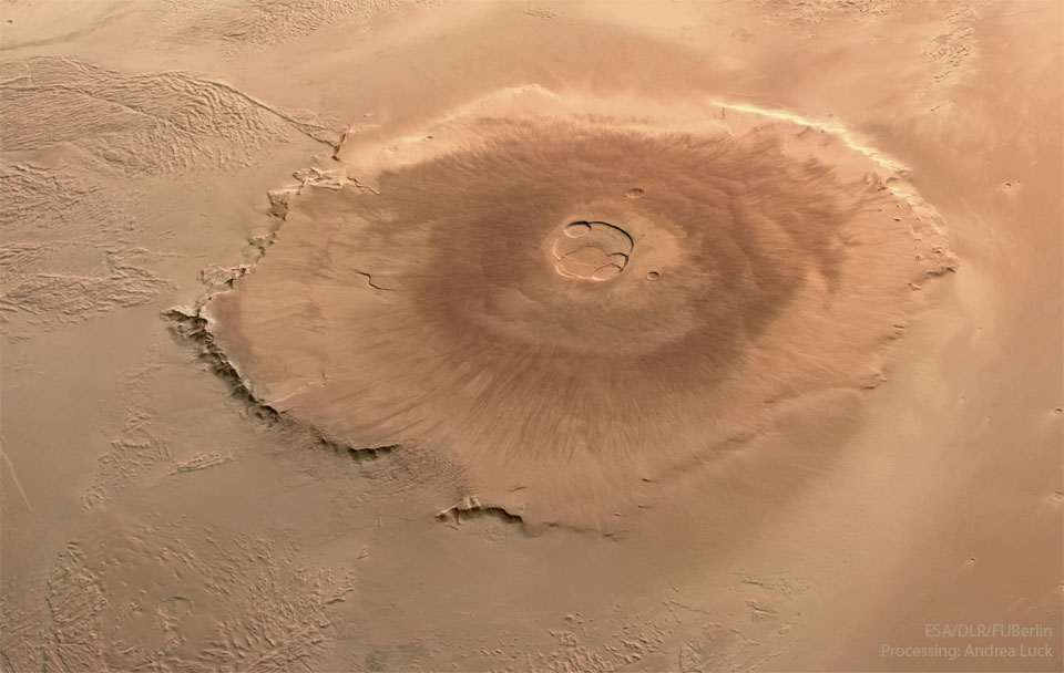 Na zdjęciu sfotografowano z góy wielki pomarańczowy wulkan
na Marsie. Zobacz opis. Po kliknięciu obrazka załaduje się wersja
 o największej dostępnej rozdzielczości.