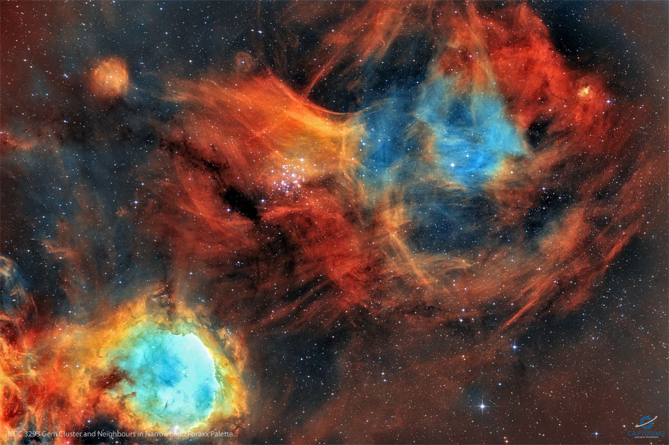 Opisywane zdjęcie ukazuje północną część Wielkiej Mgławicy
Kilu, przedstawiając Mgławicę Gabrieli Mistral oraz inne mgławice
i gromady gwiazd. Zobacz opis. Po kliknięciu obrazka załaduje się wersja
 o największej dostępnej rozdzielczości.