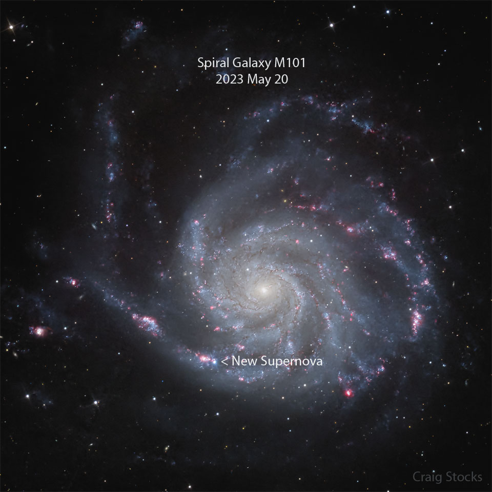 Na zdjęciu pokazano rozległą galaktykę spiralną z nową jasną plamką
widoczną niedaleko jego dolnej krawędzi. Owa plamka jest okrytą niedawno
supernową. Po najechaniu kursora myszki na obraz ukaże się zdjęcie wykonane
w zeszłym miesiącu bez plamki supernowej. Zobacz opis. Po kliknięciu obrazka załaduje się wersja
 o największej dostępnej rozdzielczości.