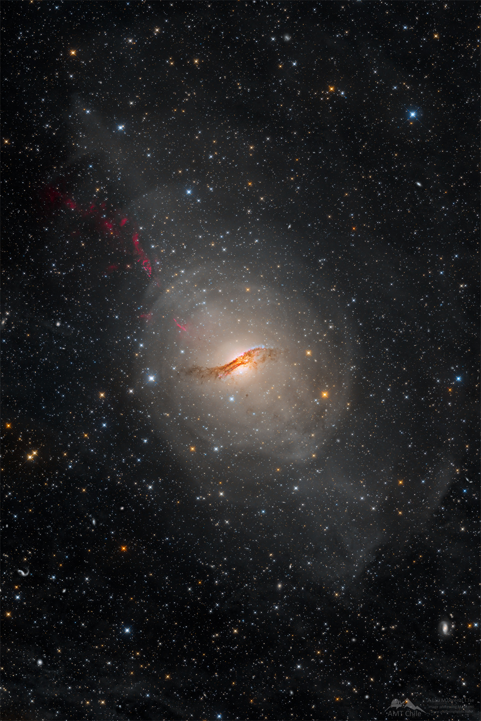 Długa ekspozycja zdjęcia powoduje, że niezwykła galaktyka Centaurus A ukazuje swój owal przecięty złożonym pasem ciemnego pyłu.
Wokół galaktyki widoczne są liczne gwiazdy tła. Więcej szczegółowych informacji w opisie poniżej.