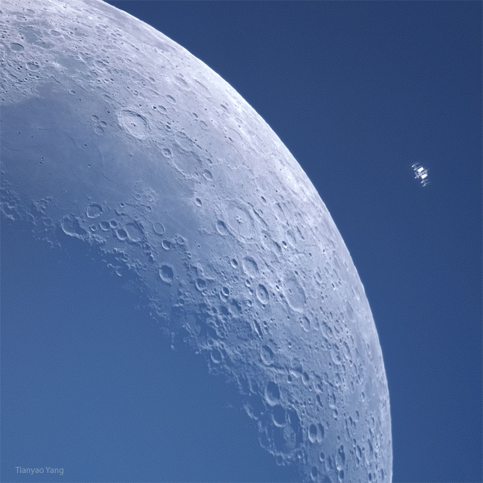 Na zdjęciu widoczny jest Księżyc na tle błękitnego nieba. Wiele
kraterów można zobaczyć w szczegółach. Na górze po prawej pojawia się
jakiś rodzaj małej maszyny, która tak naprawdę jest również okrążającą
Ziemię Międzynarodową Stacją Kosmiczną. Zobacz opis. Po kliknięciu obrazka
załaduje się wersja o największej dostępnej rozdzielczości.
