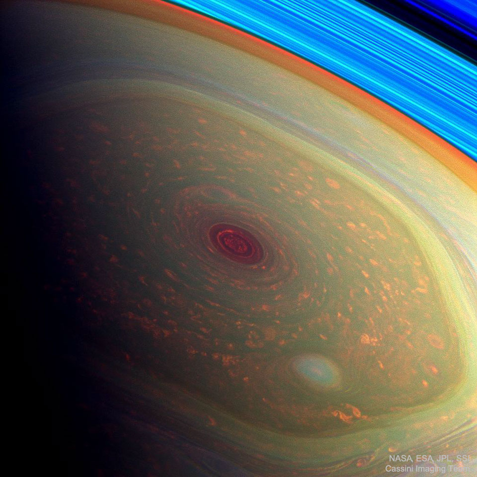 Na zdjęciu pokazano północny biegun Saturna w żywych
sztucznych barwach. Zewnętrzna granica wygląda jak zaokrąglony
sześciokąt. Zobacz opis. Po kliknięciu obrazka
załaduje się wersja o największej dostępnej rozdzielczości.