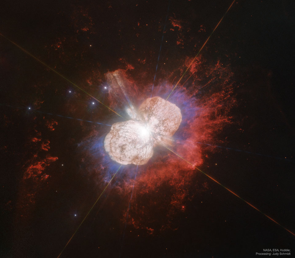Na obrazie pokazano zdjęcie z Hubble'a gazu i pyłu otaczającego
gwiazdę eta Carinae. Mgławica ma dwa oddzielne jasno zabarwione płaty,
otoczone przez świecący na czerwono gaz. Zobacz opis. Po kliknięciu obrazka załaduje się wersja o największej dostępnej rozdzielczości.